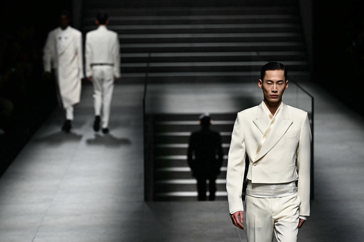 بالصور- دولتشي آند غابانا تقدم تصاميمها الرجالية الجديدة في أسبوع ميلانو للموضة